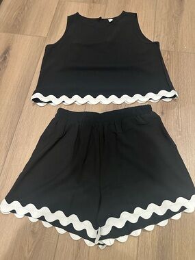 Black Two-Piece Scallop Trim Set